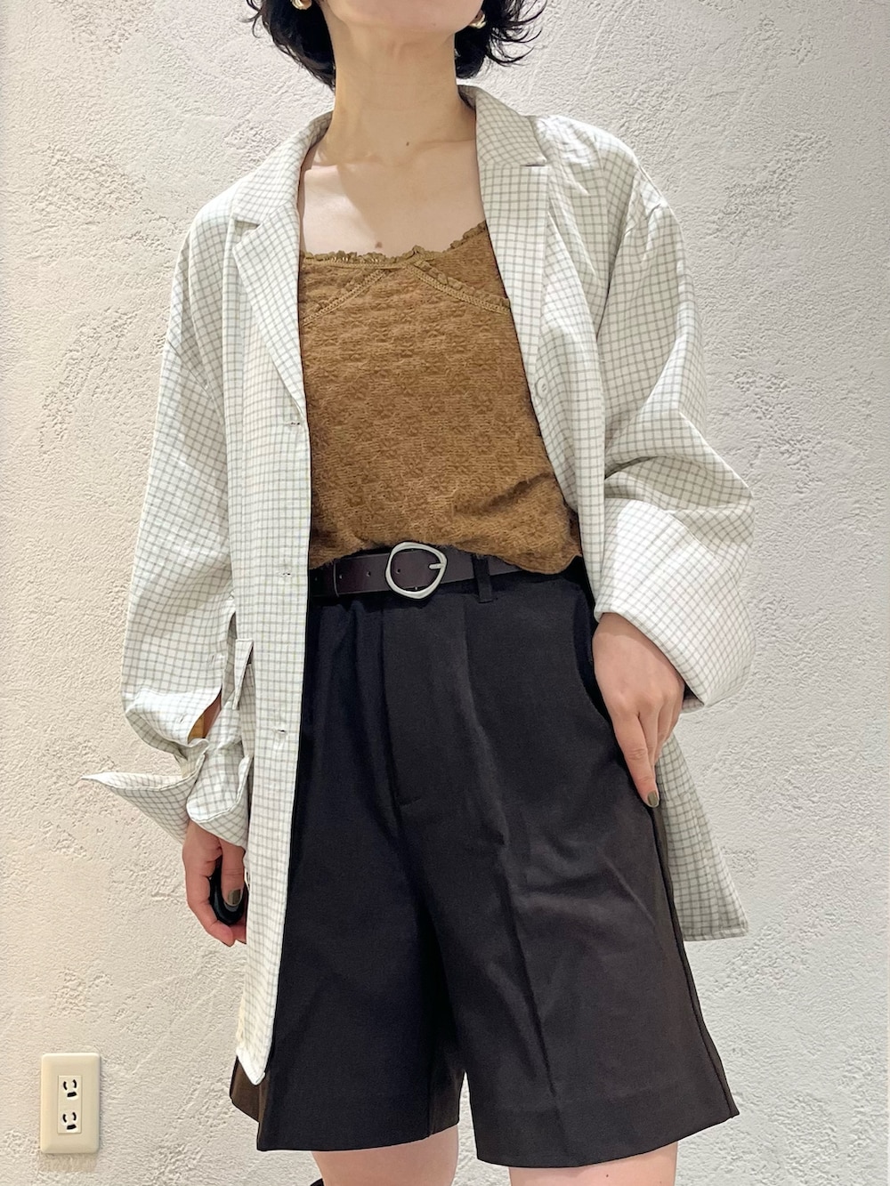 ブラウン系のブーツ、ブラウン系のその他パンツ、ブラウン系のキャミソールを着用したレディースの秋コーディネートの5枚目の写真