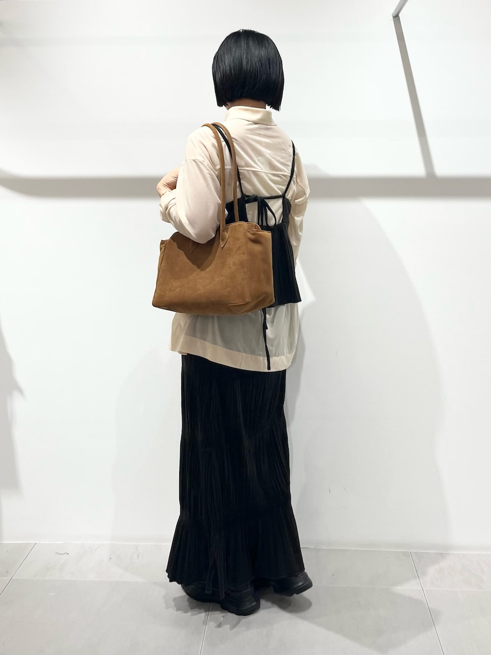 ブラック系のブーツ、ブラウン系のワンピース、ベージュ系のシャツ/ブラウスを着用したレディースの秋コーディネートの3枚目の写真