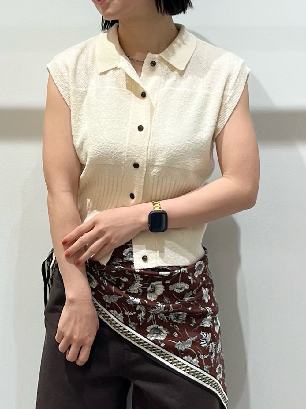 その他のサンダル、ホワイト系のニット/セーター、ベージュ系のブレスレットを着用したレディースの春コーディネートの5枚目の写真