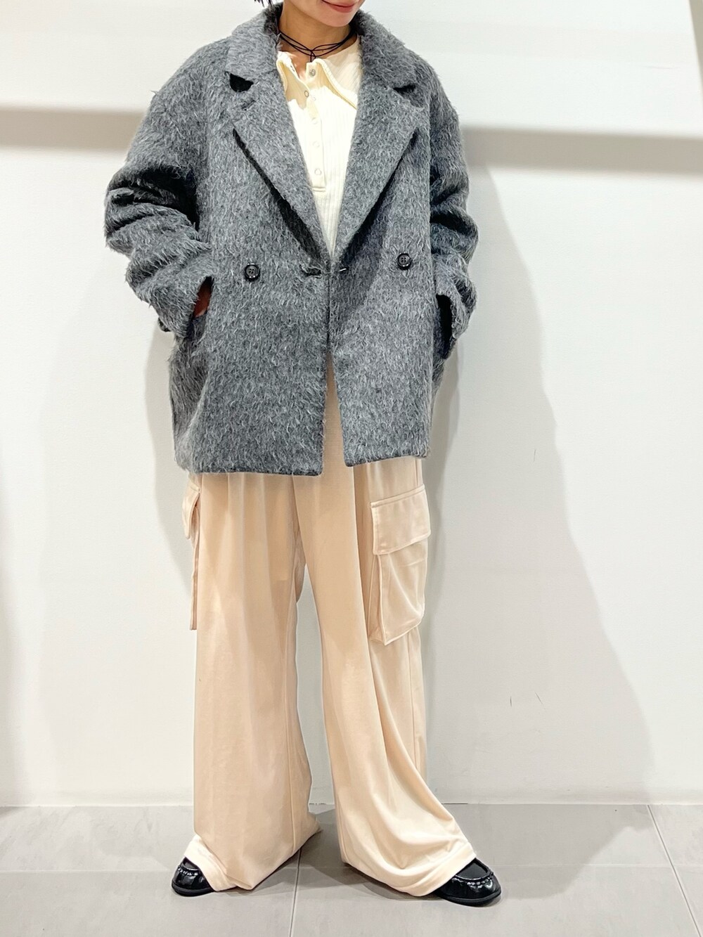 グレー系のその他アウター、パープル系のその他パンツ、ブラック系のその他シューズを着用したレディースの秋コーディネートの5枚目の写真