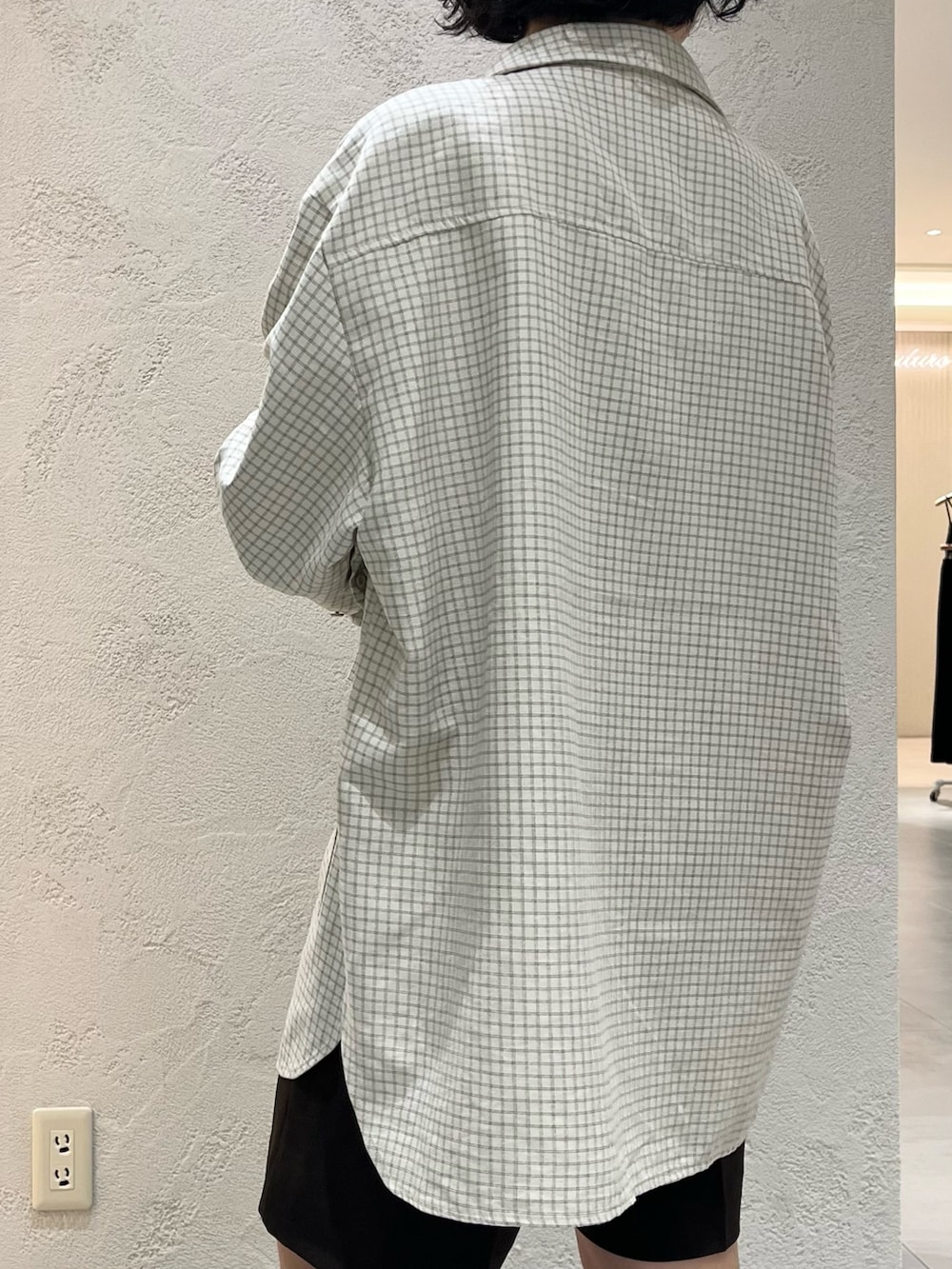 ブラウン系のブーツ、ブラウン系のその他パンツ、ブラウン系のキャミソールを着用したレディースの秋コーディネートの7枚目の写真
