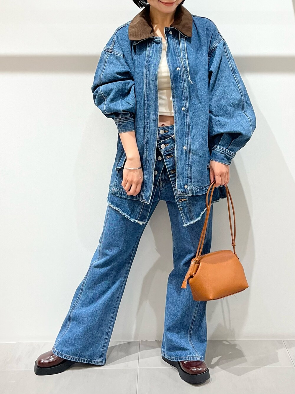 ブルー系のブルゾン、ブルー系のスカート、ブルー系のデニムパンツを着用したレディースの夏コーディネートの5枚目の写真