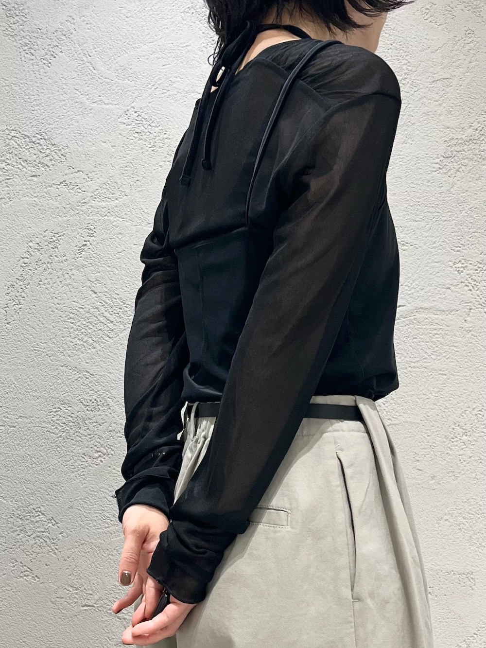ブラック系のTシャツ/カットソー、ブラック系のキャミソール、ベージュ系のその他パンツを着用したレディースの秋コーディネートの5枚目の写真