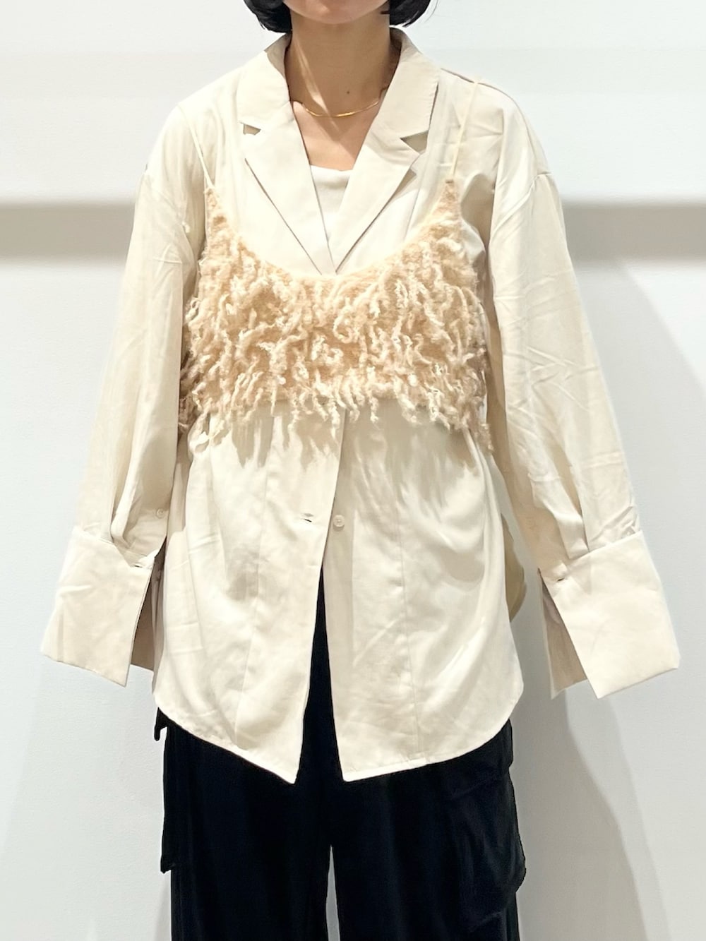 ベージュ系のその他トップス、ホワイト系のシャツ/ブラウス、ブラック系のその他パンツを着用したレディースの秋コーディネートの6枚目の写真