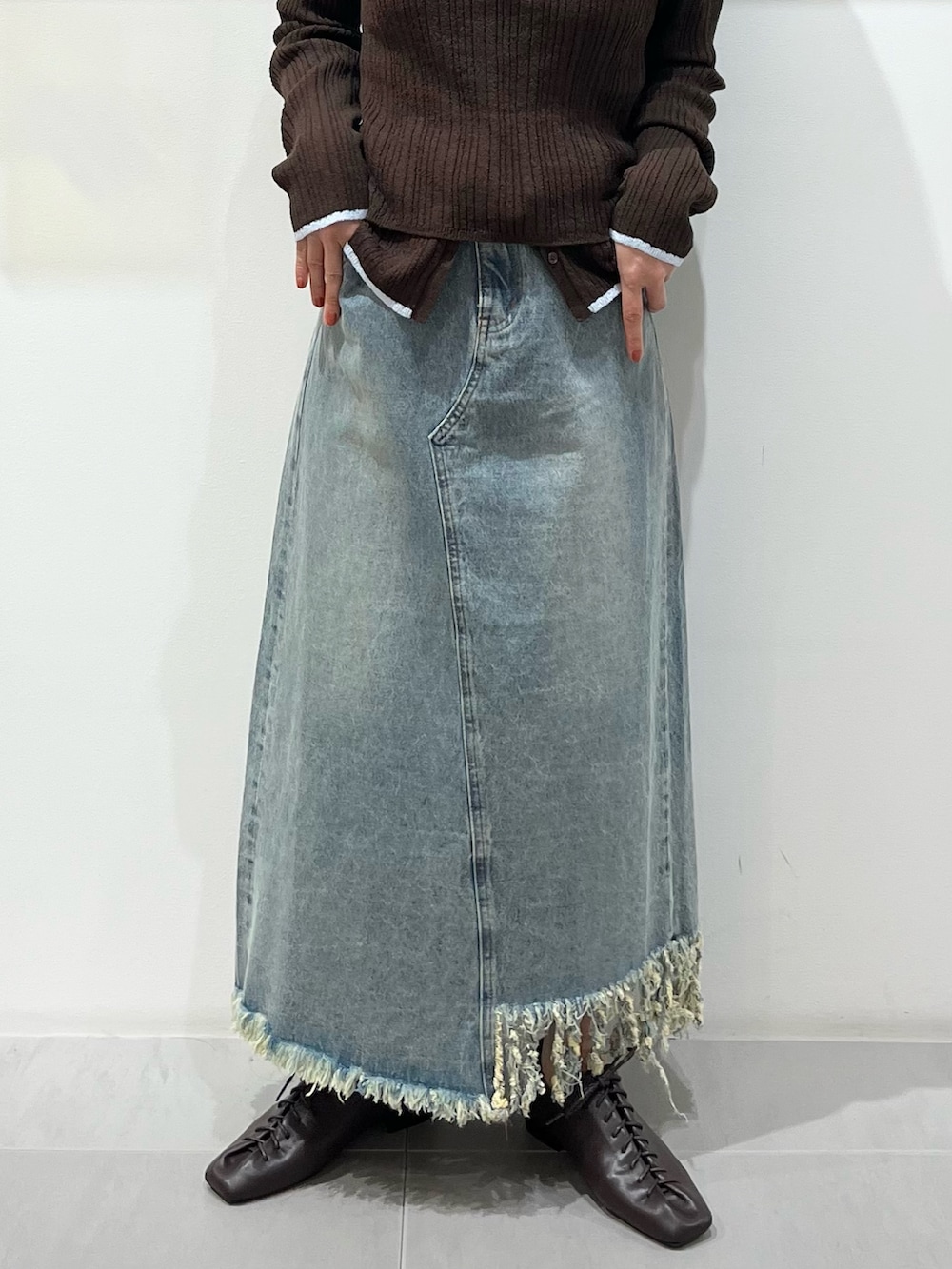 ブラウン系のその他シューズ、ブルー系のスカート、ホワイト系のハンドバッグを着用したレディースの春コーディネートの6枚目の写真