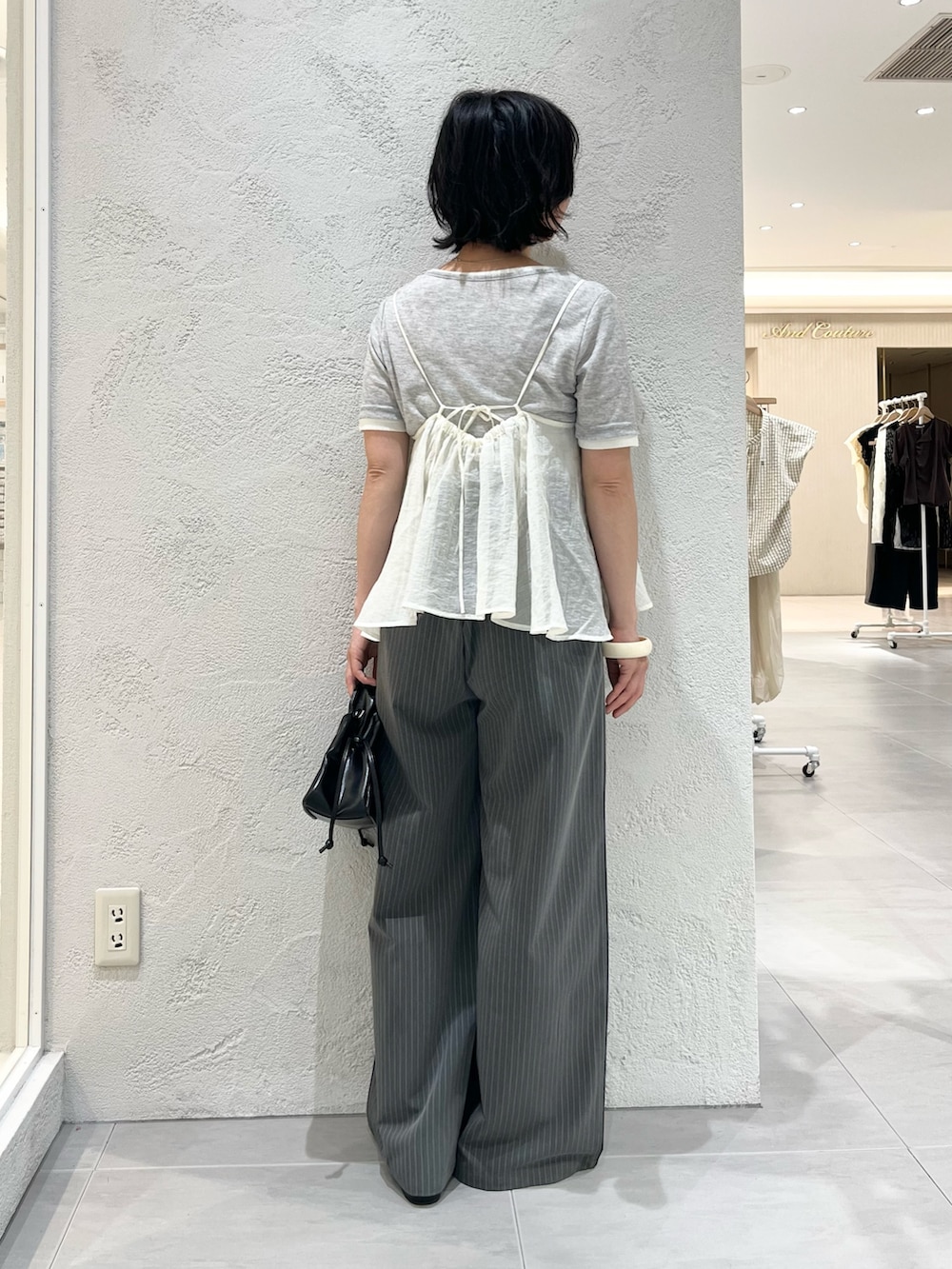 グレー系のTシャツ/カットソー、ホワイト系のその他トップス、ブラック系のサンダルを着用したレディースの夏コーディネートの3枚目の写真