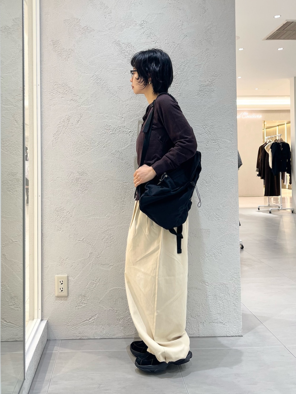 ベージュ系のその他パンツ、ブラウン系のカーディガン/ボレロ、ブラック系のバックパック/リュックを着用したレディースの秋コーディネートの2枚目の写真