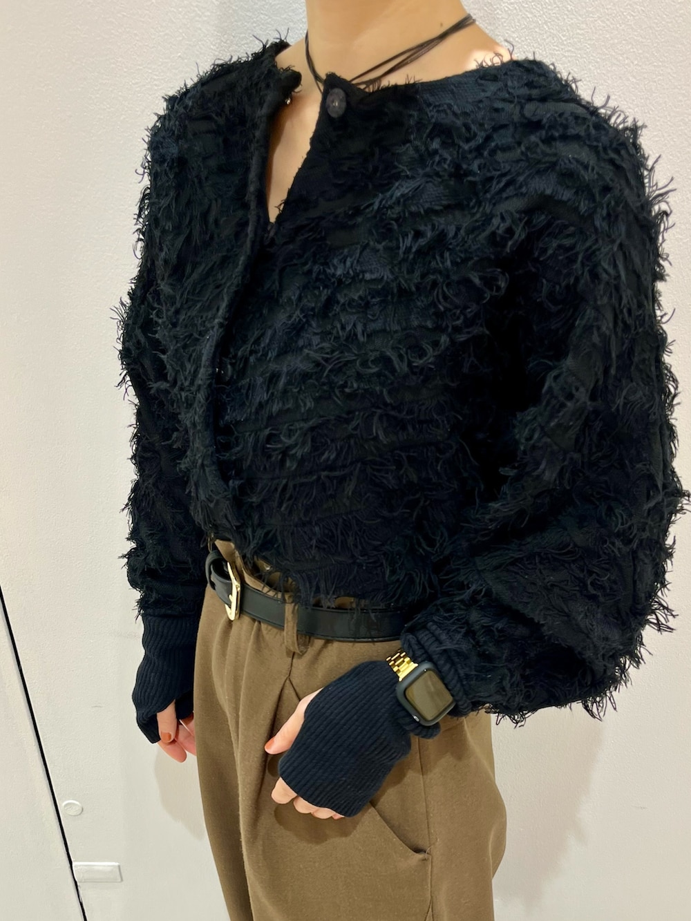 ブラウン系のその他パンツ、ブラック系のパンプス、ブラック系のカーディガン/ボレロを着用したレディースの冬コーディネートの5枚目の写真