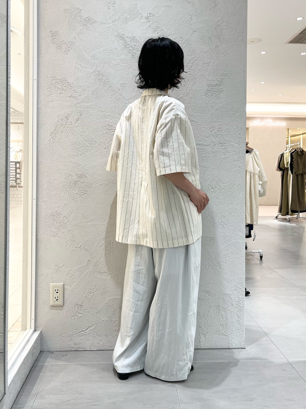 ブルー系のその他パンツ、ブラック系のサンダル、ホワイト系のその他アウターを着用したレディースの夏コーディネートの4枚目の写真