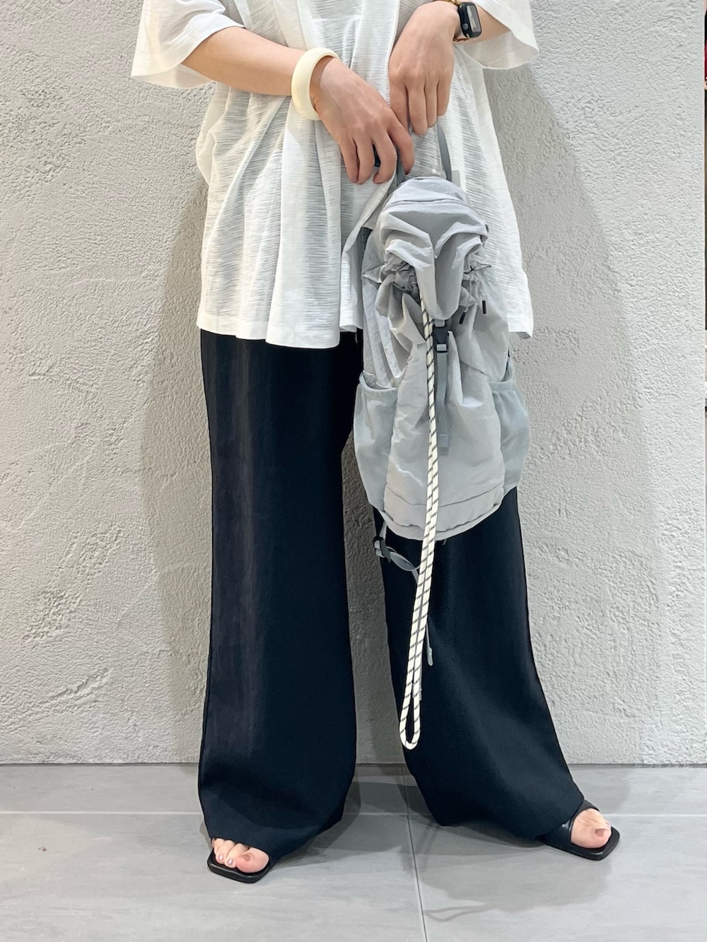 ホワイト系のTシャツ/カットソー、グレー系のバックパック/リュック、ブラック系のその他パンツを着用したレディースの夏コーディネートの4枚目の写真