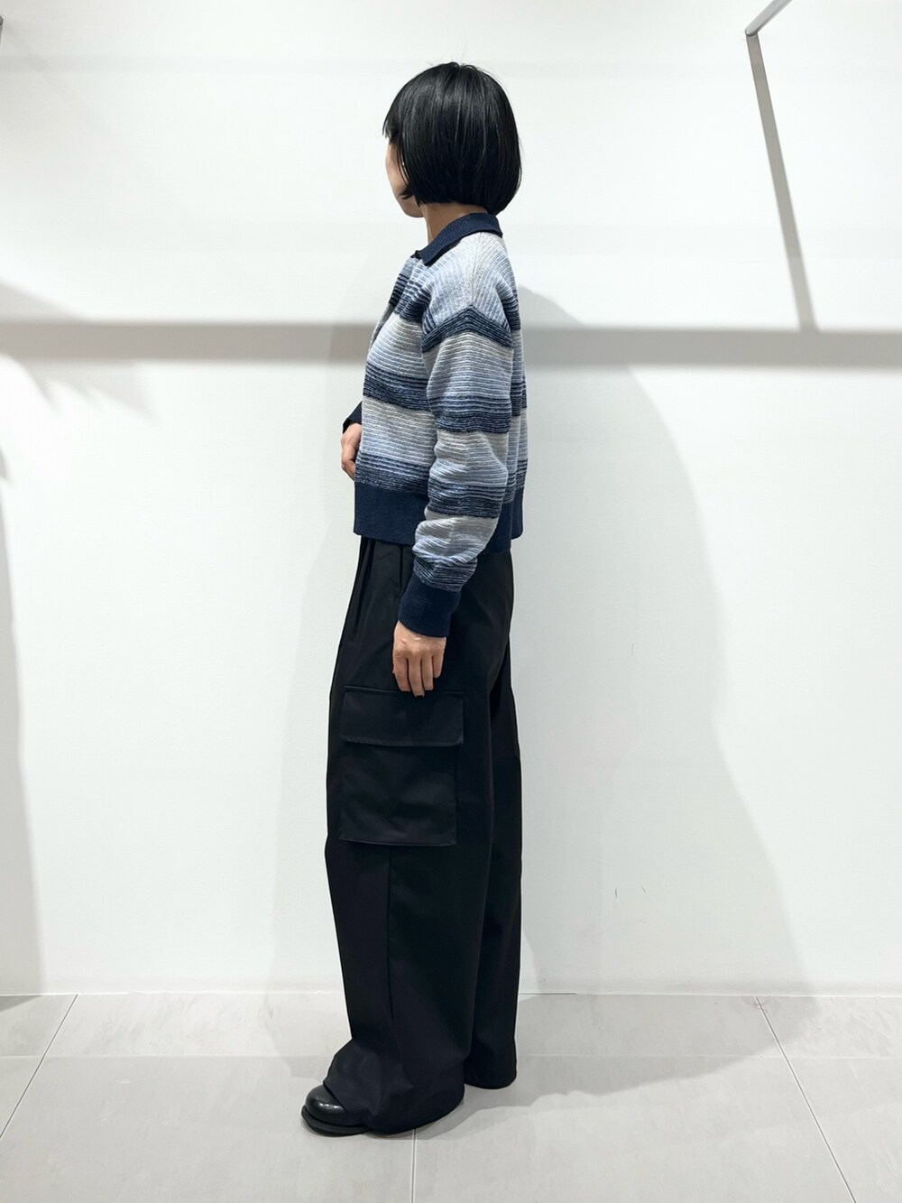 ブルー系のカーディガン/ボレロ、ブラック系のその他パンツ、ブラック系のその他シューズを着用したレディースの秋コーディネートの2枚目の写真