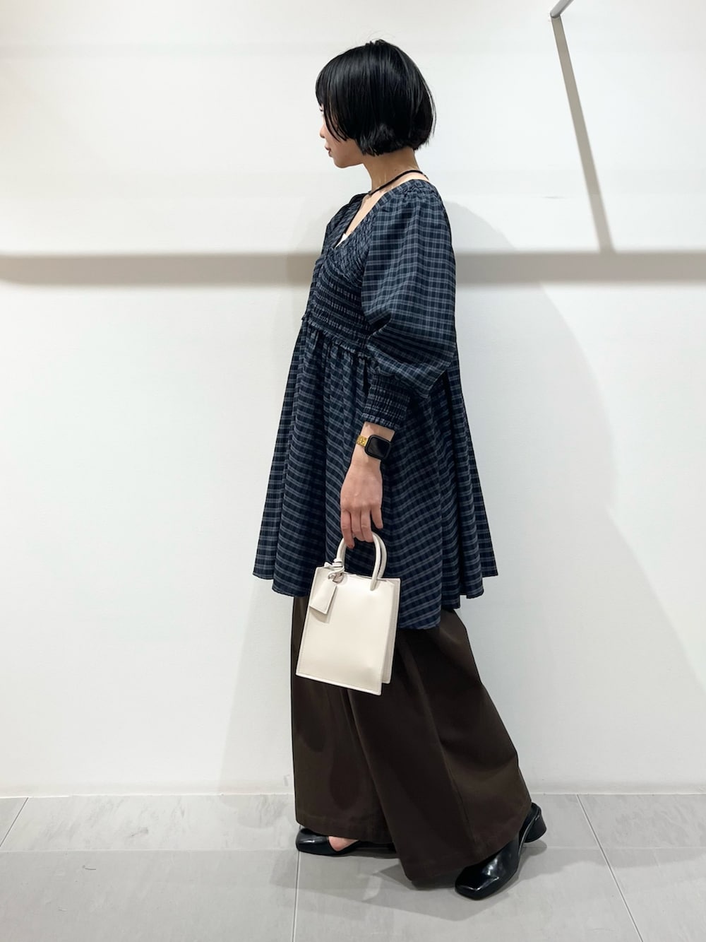 ブルー系のワンピース、ブラウン系のその他パンツ、ブラック系のパンプスを着用したレディースの春コーディネートの2枚目の写真