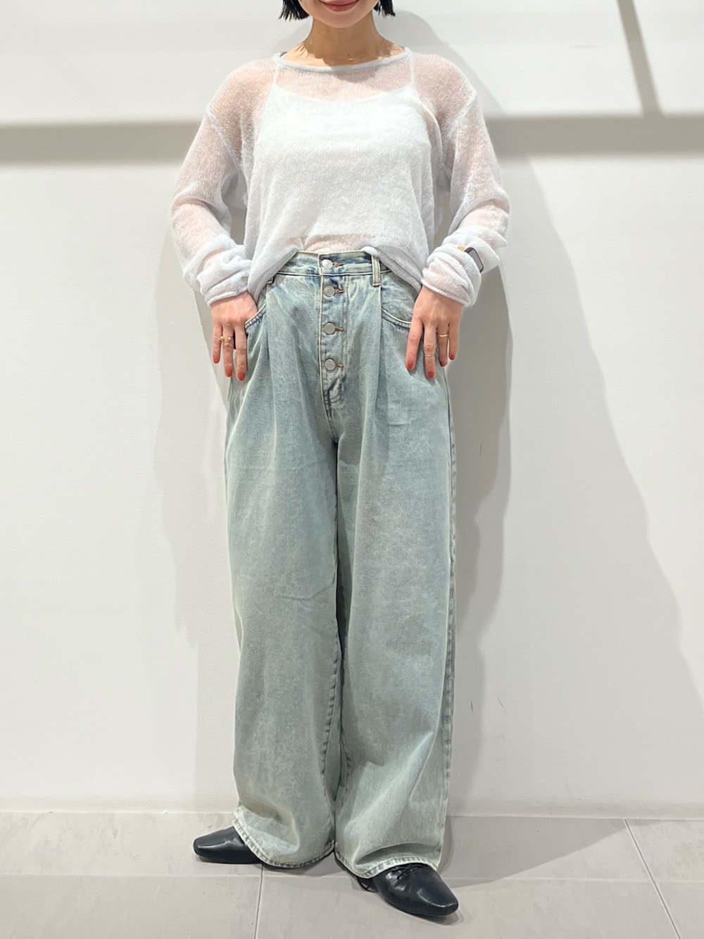 ブラック系のその他シューズ、グリーン系のショルダーバッグ、ブルー系のデニムパンツを着用したレディースの冬コーディネートの7枚目の写真