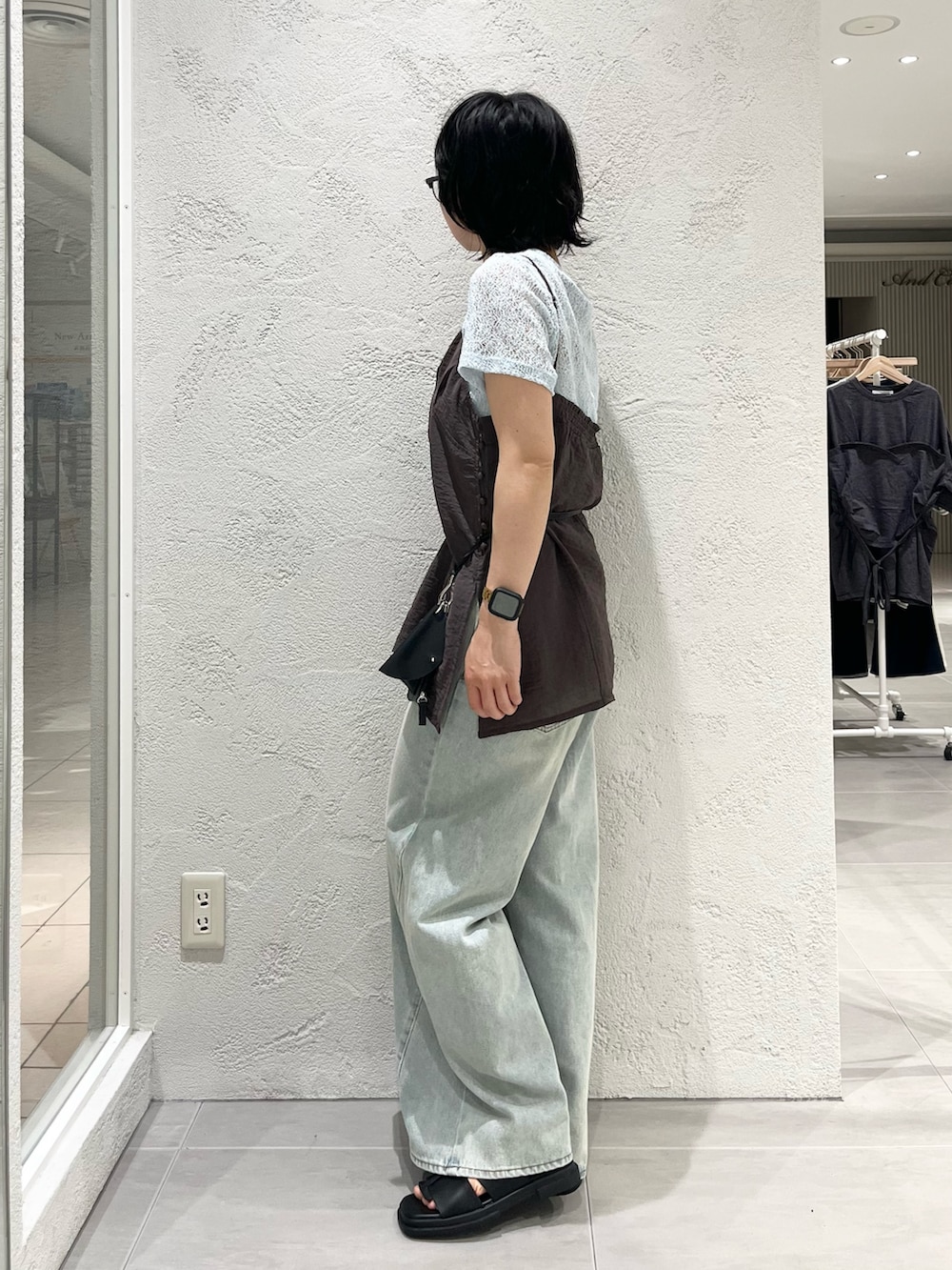 ブラック系のサンダル、ブルー系のデニムパンツ、ブルー系のTシャツ/カットソーを着用したレディースの夏コーディネートの2枚目の写真