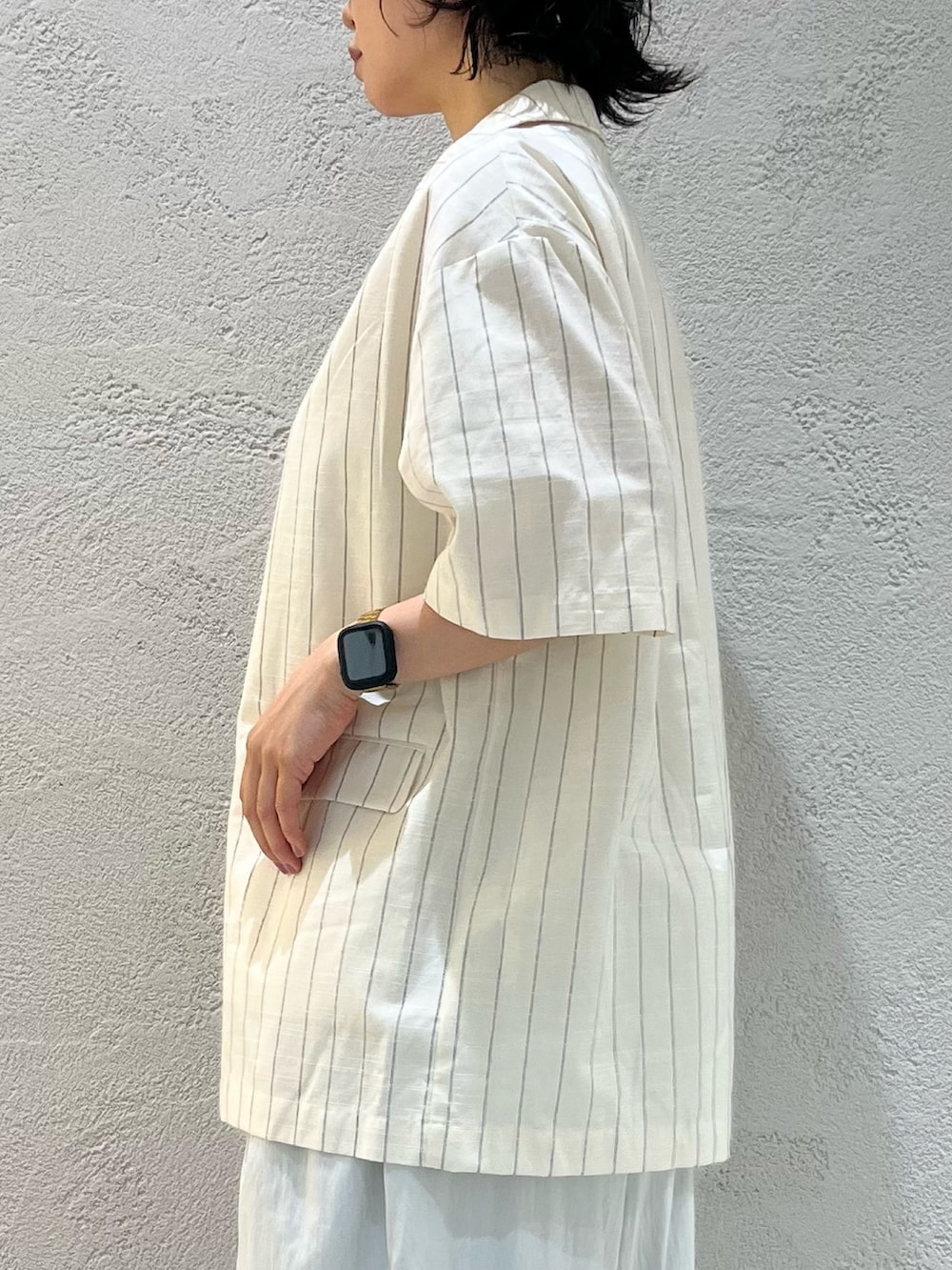 ブルー系のその他パンツ、ブラック系のサンダル、ホワイト系のその他アウターを着用したレディースの夏コーディネートの6枚目の写真