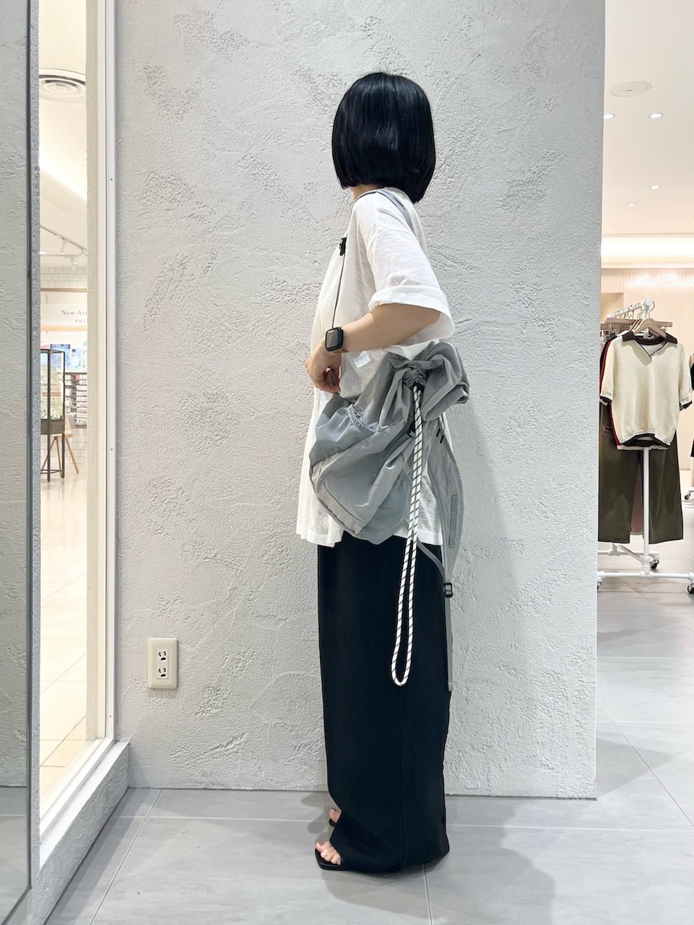 ホワイト系のTシャツ/カットソー、グレー系のバックパック/リュック、ブラック系のその他パンツを着用したレディースの夏コーディネートの2枚目の写真