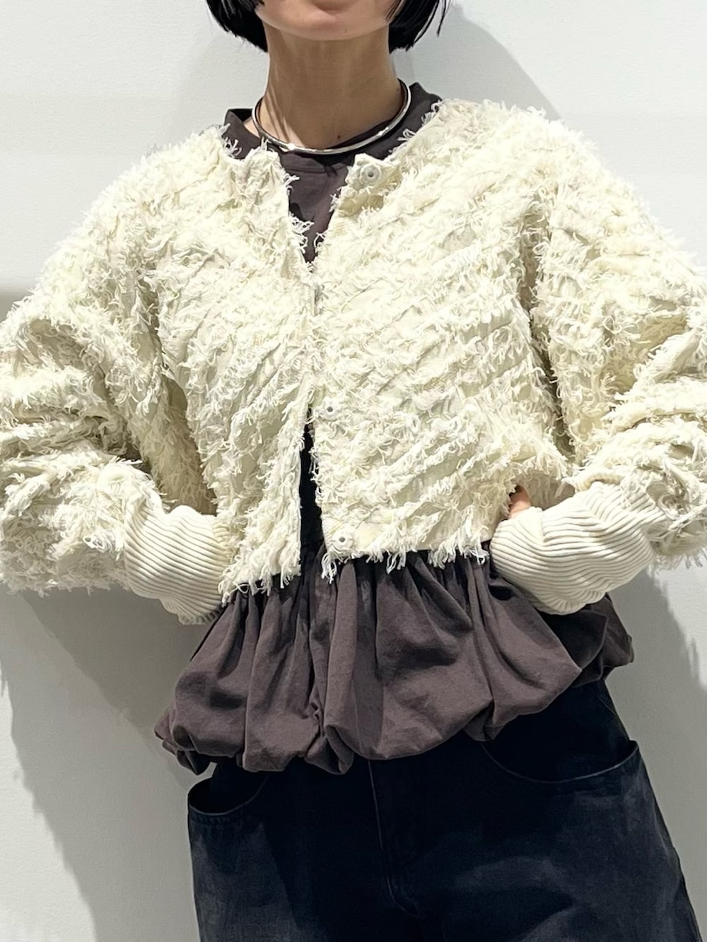 ホワイト系のカーディガン/ボレロ、ブラウン系のTシャツ/カットソー、ブラック系のその他シューズを着用したレディースの冬コーディネートの4枚目の写真