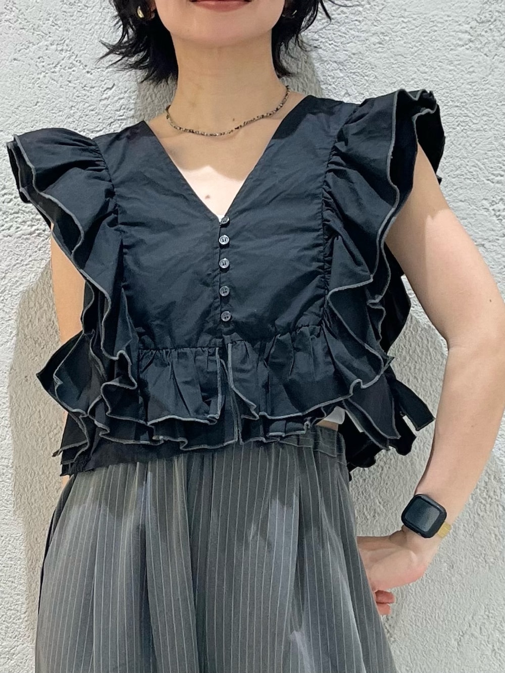 ブラック系のシャツ/ブラウス、ブラック系のサンダル、グレー系のその他パンツを着用したレディースの夏コーディネートの4枚目の写真