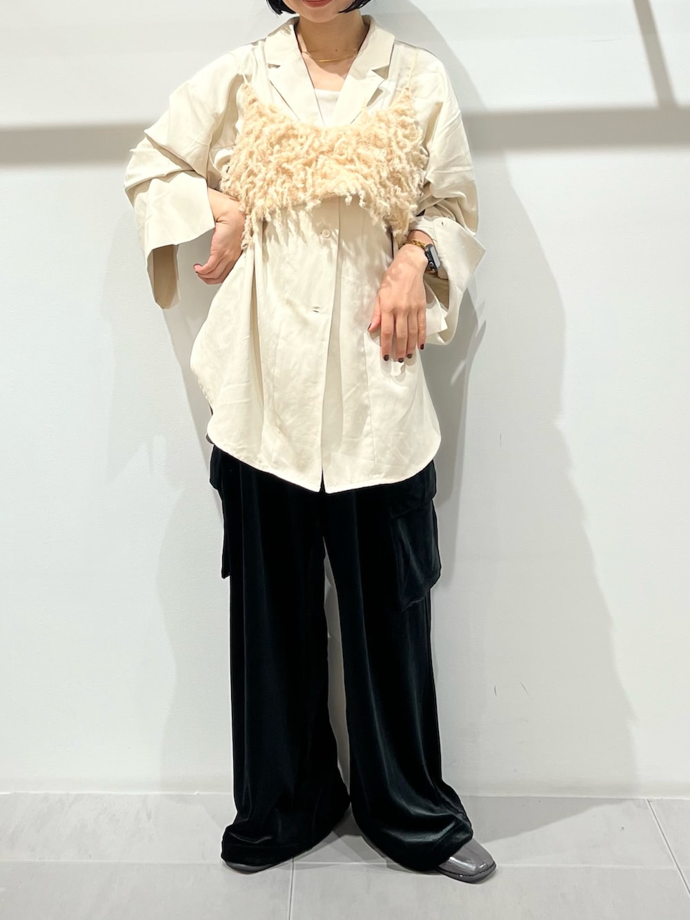 ベージュ系のその他トップス、ホワイト系のシャツ/ブラウス、ブラック系のその他パンツを着用したレディースの秋コーディネートの4枚目の写真