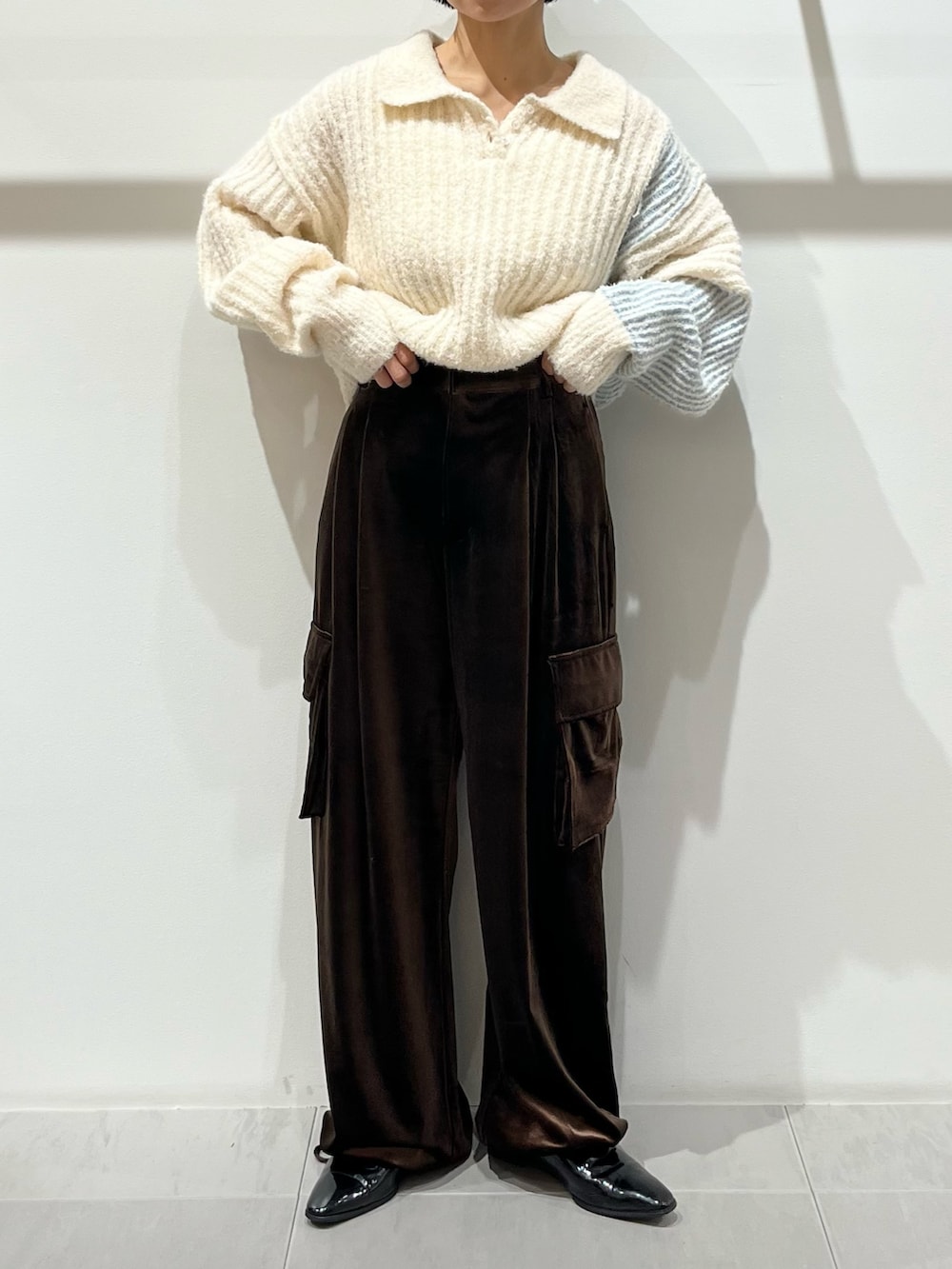 ブラウン系のその他パンツ、ブラック系のショルダーバッグ、ホワイト系のニット/セーターを着用したレディースの秋コーディネートの7枚目の写真