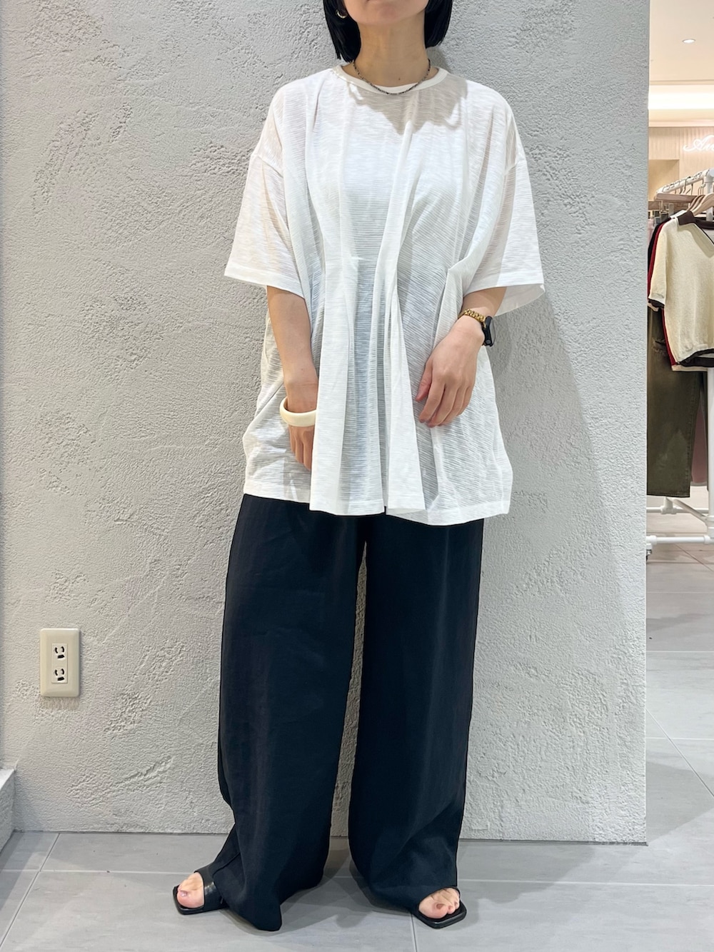 ホワイト系のTシャツ/カットソー、グレー系のバックパック/リュック、ブラック系のその他パンツを着用したレディースの夏コーディネートの7枚目の写真