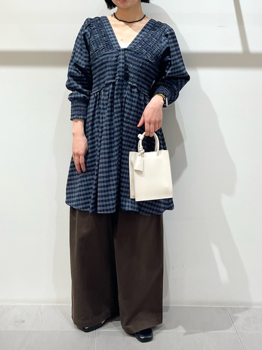 ブルー系のワンピース、ブラウン系のその他パンツ、ブラック系のパンプスを着用したレディースの春コーディネートの6枚目の写真