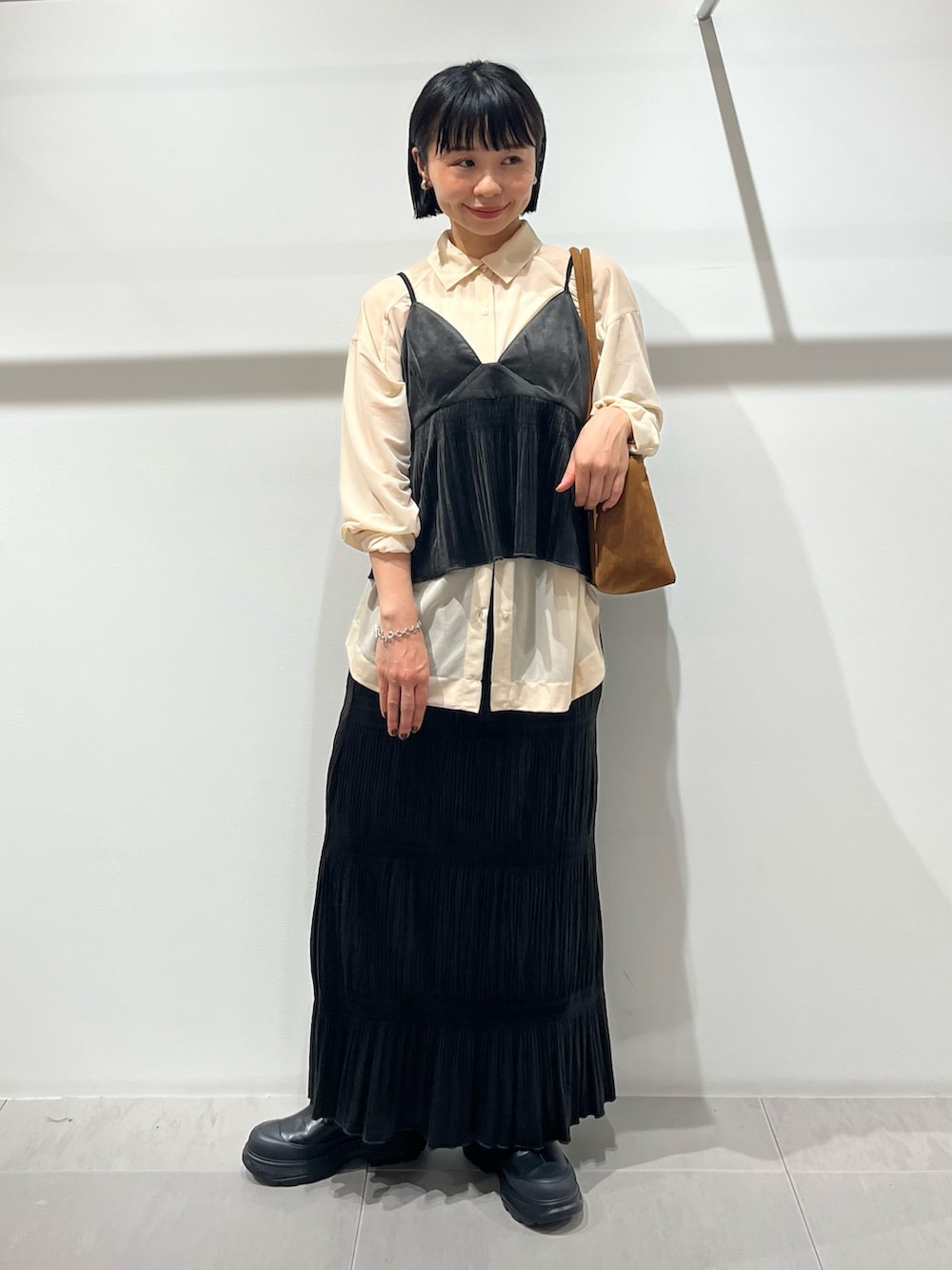 ブラック系のブーツ、ブラウン系のワンピース、ベージュ系のシャツ/ブラウスを着用したレディースの秋コーディネートの7枚目の写真