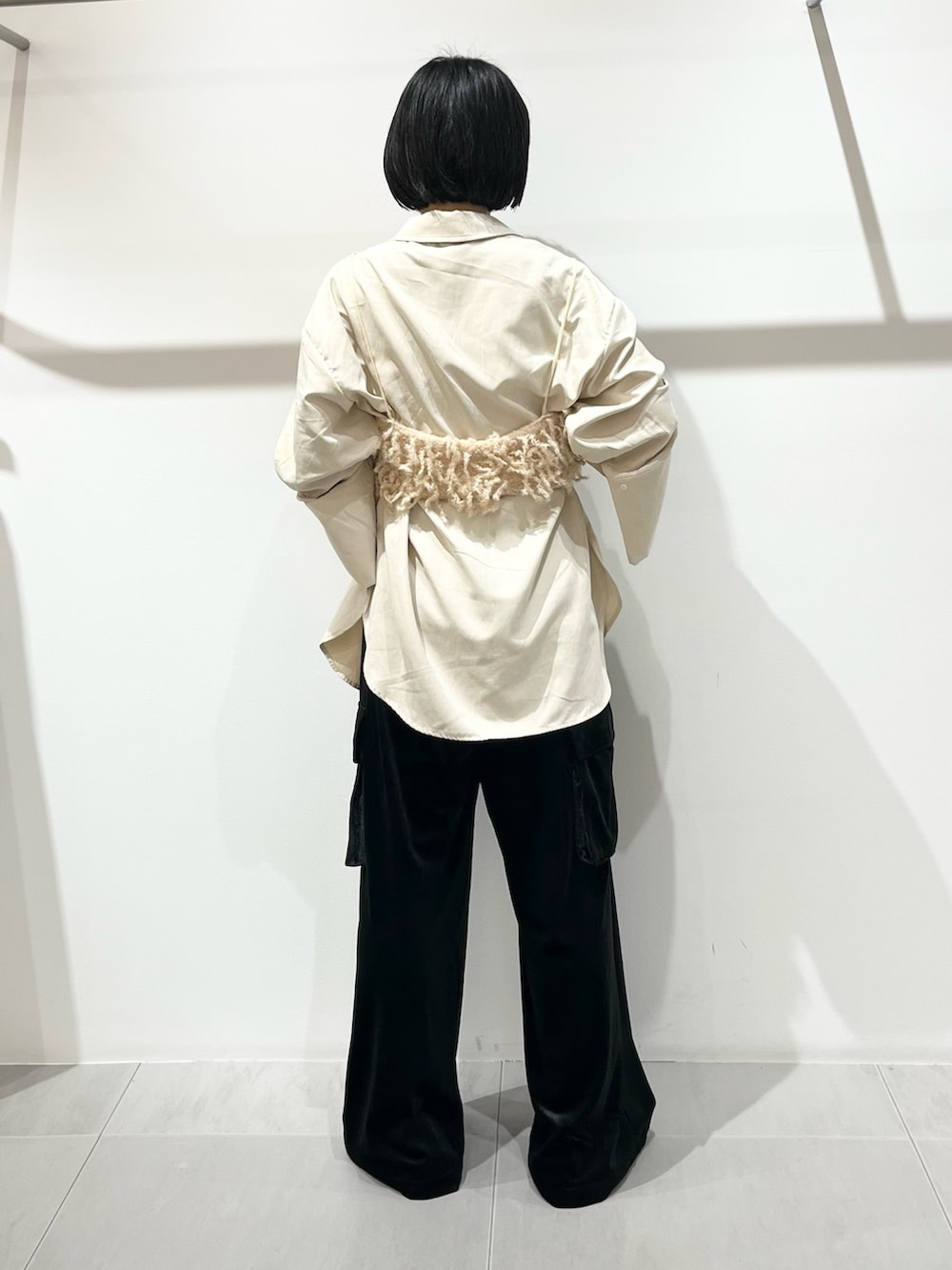 ベージュ系のその他トップス、ホワイト系のシャツ/ブラウス、ブラック系のその他パンツを着用したレディースの秋コーディネートの3枚目の写真