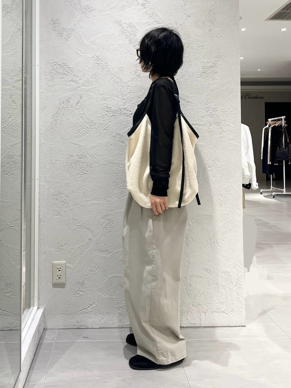 ブラック系のTシャツ/カットソー、ブラック系のキャミソール、ベージュ系のその他パンツを着用したレディースの秋コーディネートの2枚目の写真