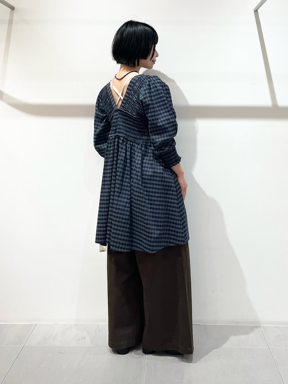 ブルー系のワンピース、ブラウン系のその他パンツ、ブラック系のパンプスを着用したレディースの春コーディネートの3枚目の写真