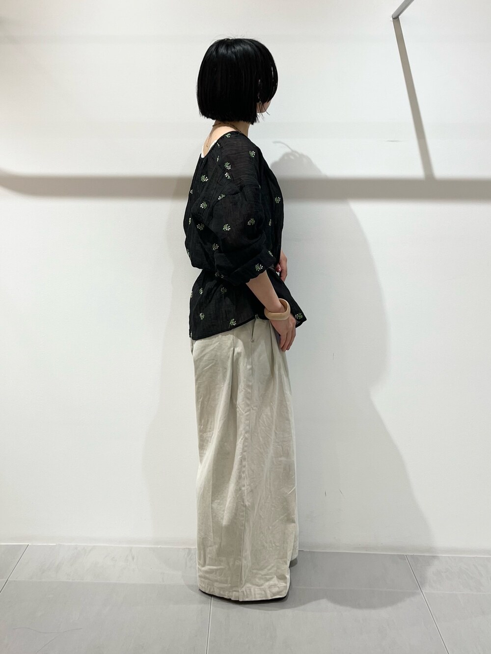 ブラック系のシャツ/ブラウス、ホワイト系のその他パンツ、ブラック系のその他シューズを着用したレディースの春コーディネートの2枚目の写真