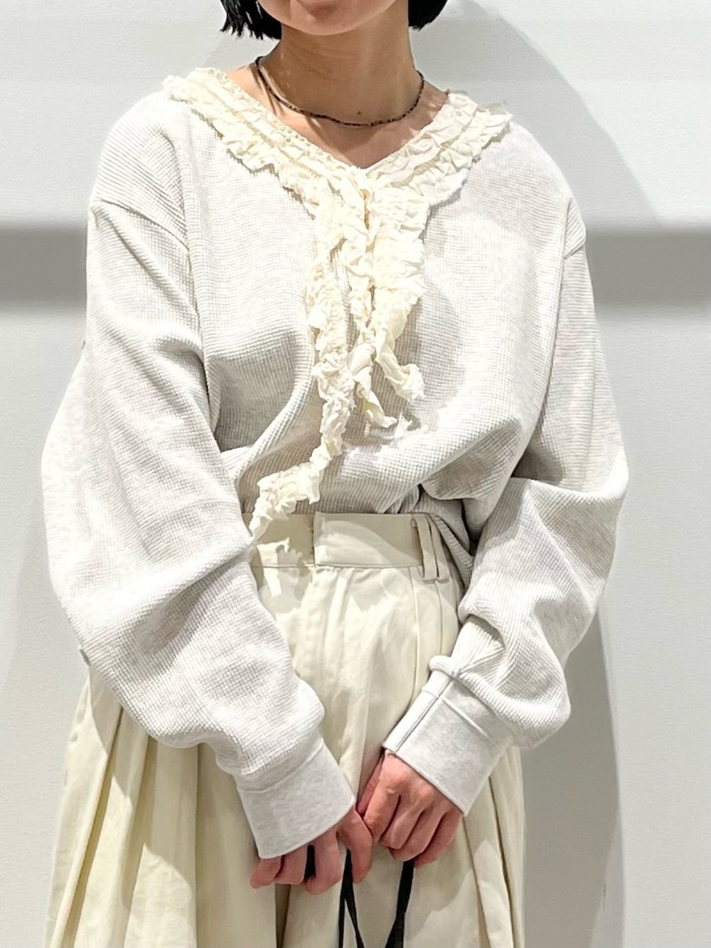 ブラック系のその他シューズ、ベージュ系のTシャツ/カットソー、ホワイト系のその他パンツを着用したレディースの春コーディネートの4枚目の写真