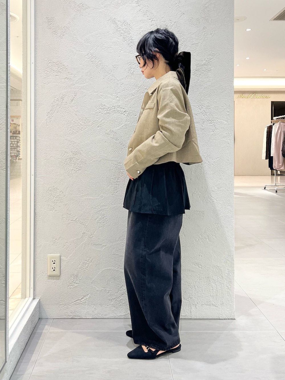 ブラック系のサンダル、ブラック系のシャツ/ブラウス、ブラック系のデニムパンツを着用したレディースの秋コーディネートの2枚目の写真