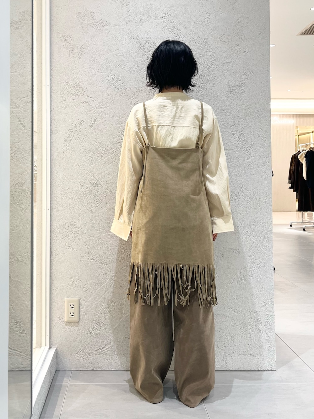 イエロー系のシャツ/ブラウス、ブラック系のローファー、ベージュ系のその他パンツを着用したレディースの秋コーディネートの3枚目の写真