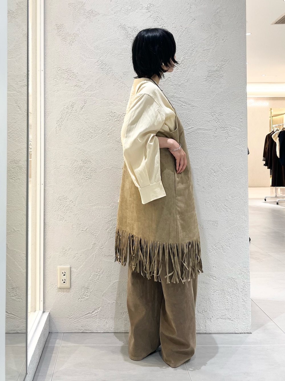 イエロー系のシャツ/ブラウス、ブラック系のローファー、ベージュ系のその他パンツを着用したレディースの秋コーディネートの4枚目の写真