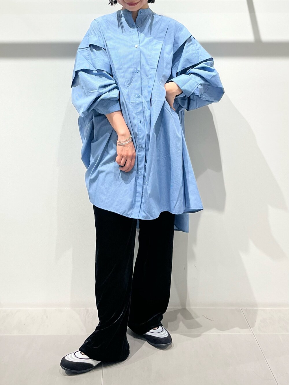 シルバー系のショルダーバッグ、ブラック系のその他パンツ、グレー系のスニーカーを着用したレディースの夏コーディネートの6枚目の写真