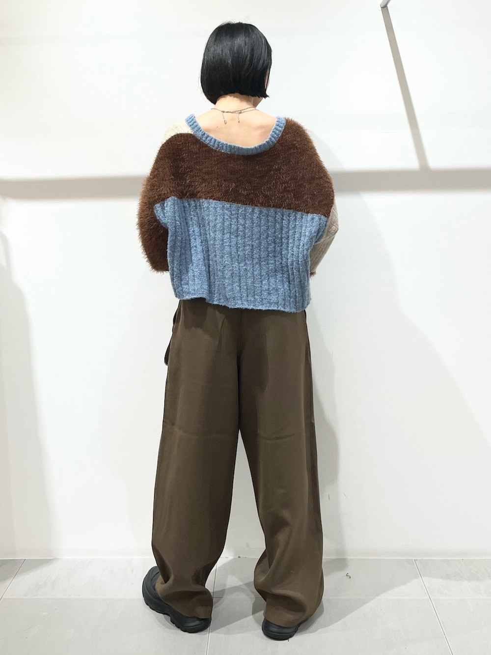 ブラウン系のその他パンツ、ブラック系のブーツ、ブラウン系のショルダーバッグを着用したレディースの秋コーディネートの3枚目の写真