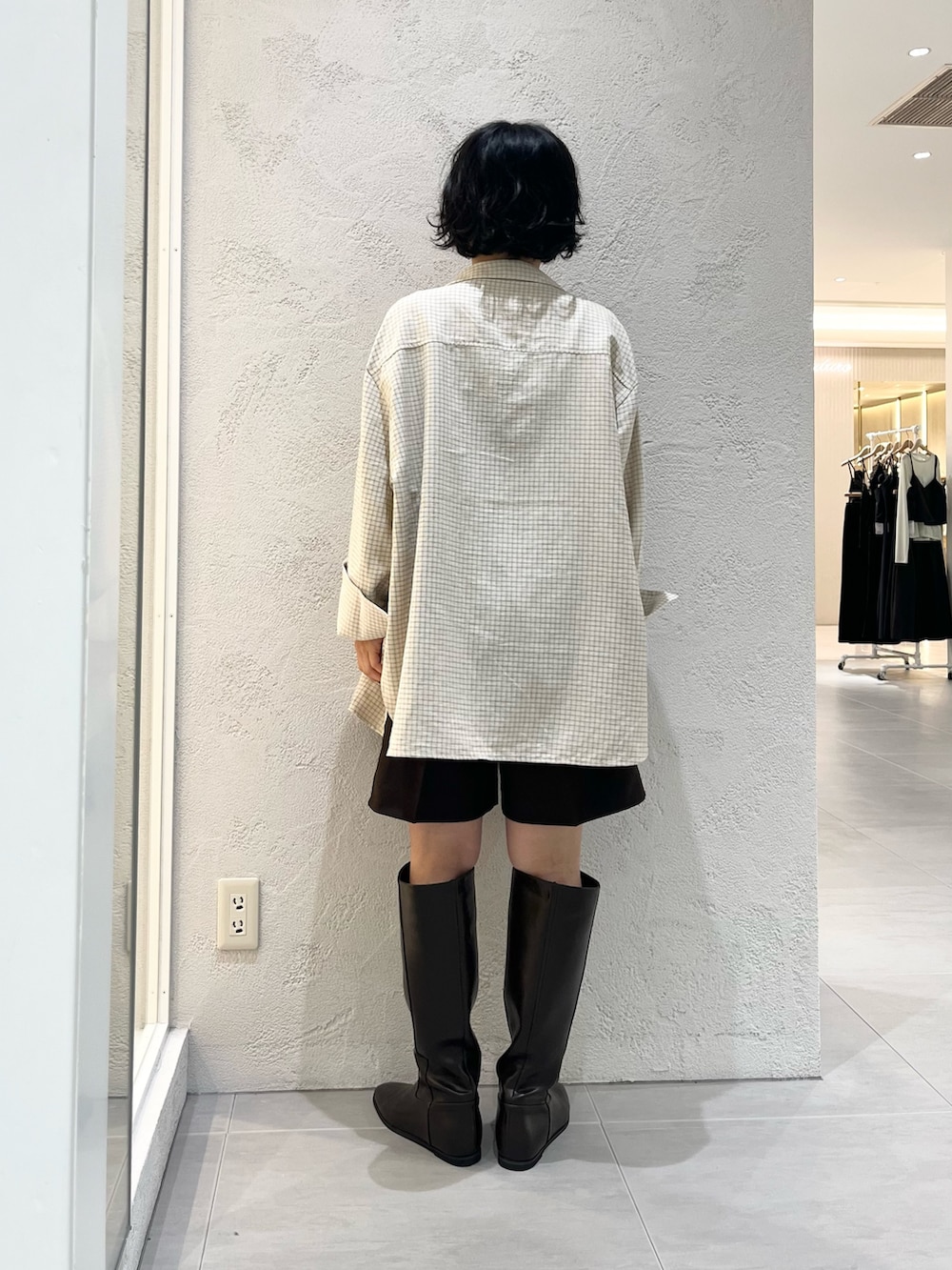 ブラウン系のブーツ、ブラウン系のその他パンツ、ブラウン系のキャミソールを着用したレディースの秋コーディネートの3枚目の写真
