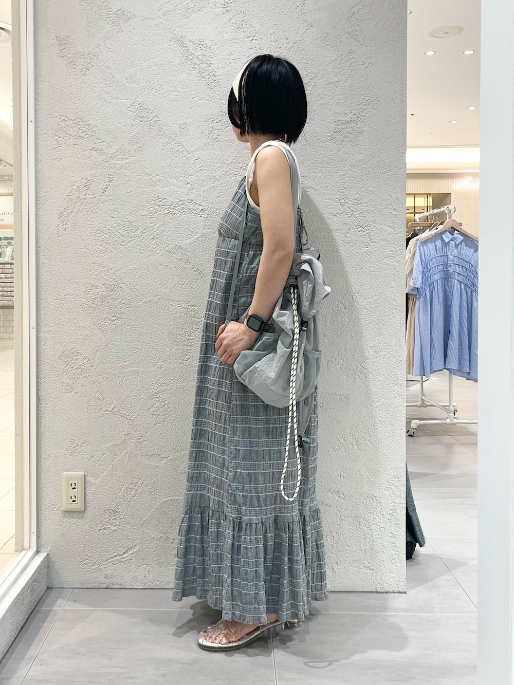 その他のサンダル、グレー系のバックパック/リュック、グレー系のワンピースを着用したレディースの春コーディネートの2枚目の写真