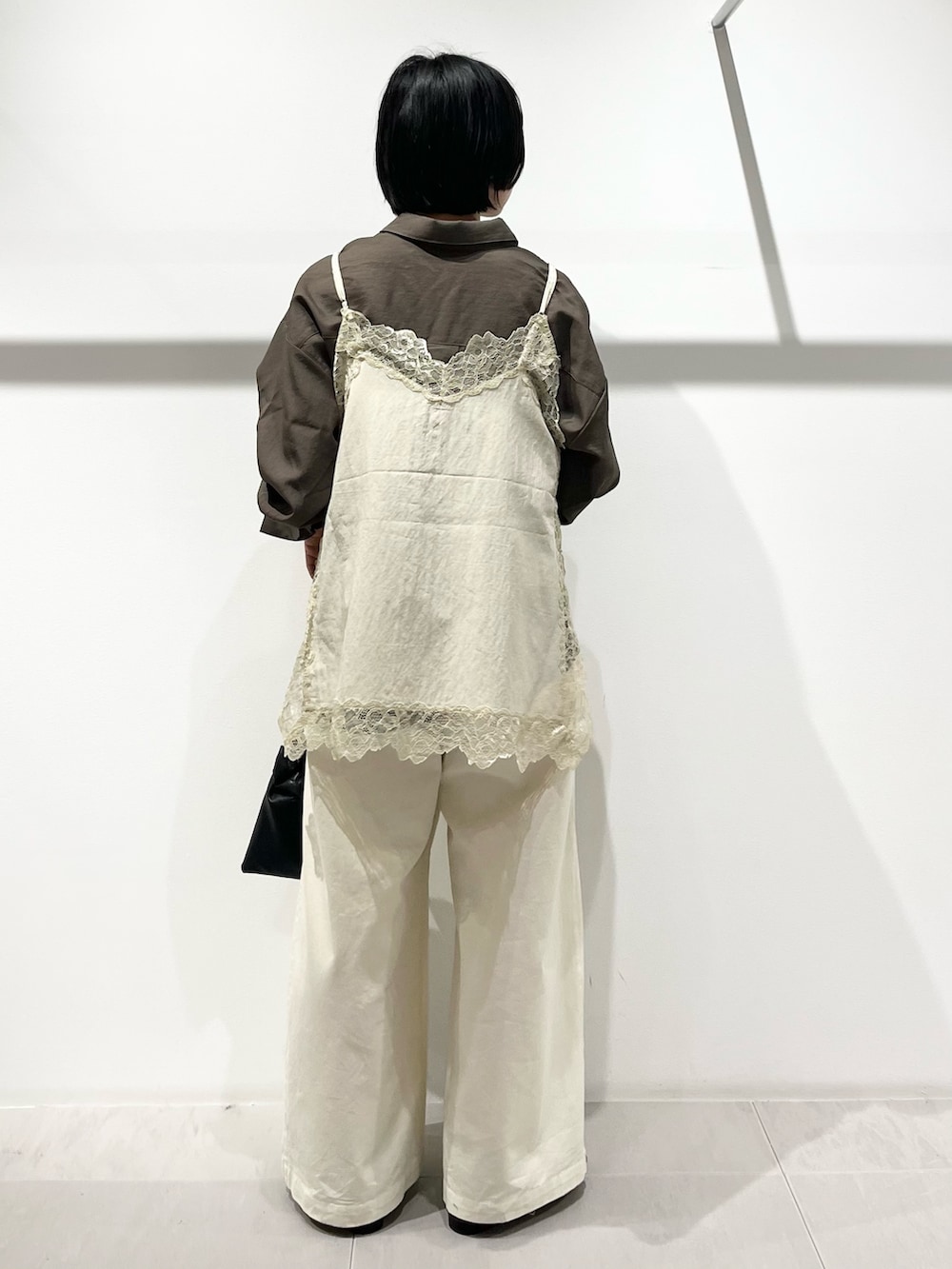 ベージュ系のシャツ/ブラウス、ブラウン系のシャツ/ブラウス、ブラック系のその他シューズを着用したレディースの春コーディネートの3枚目の写真