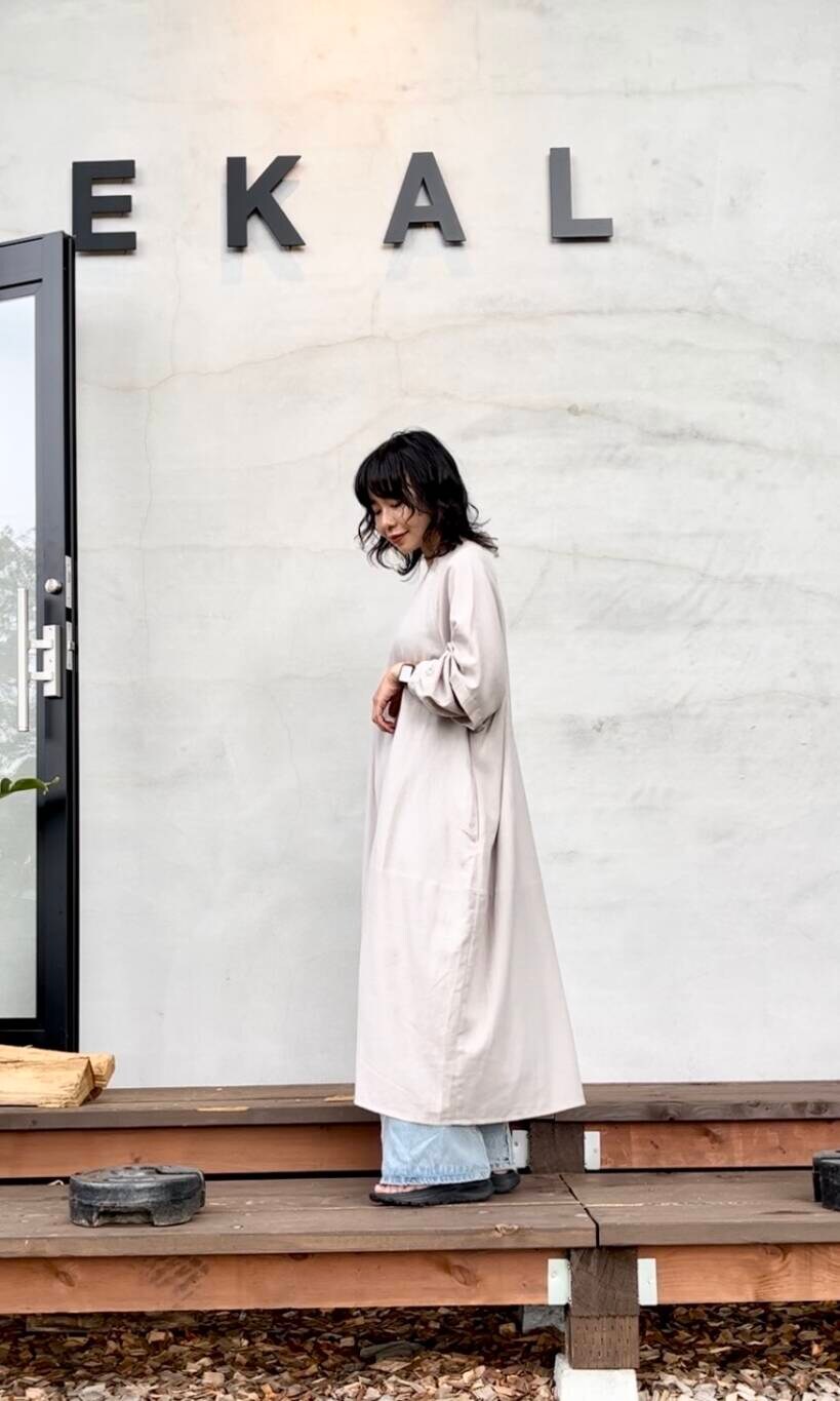 グレー系のワンピース、ブラック系のサンダルを着用したレディースの夏コーディネートの4枚目の写真