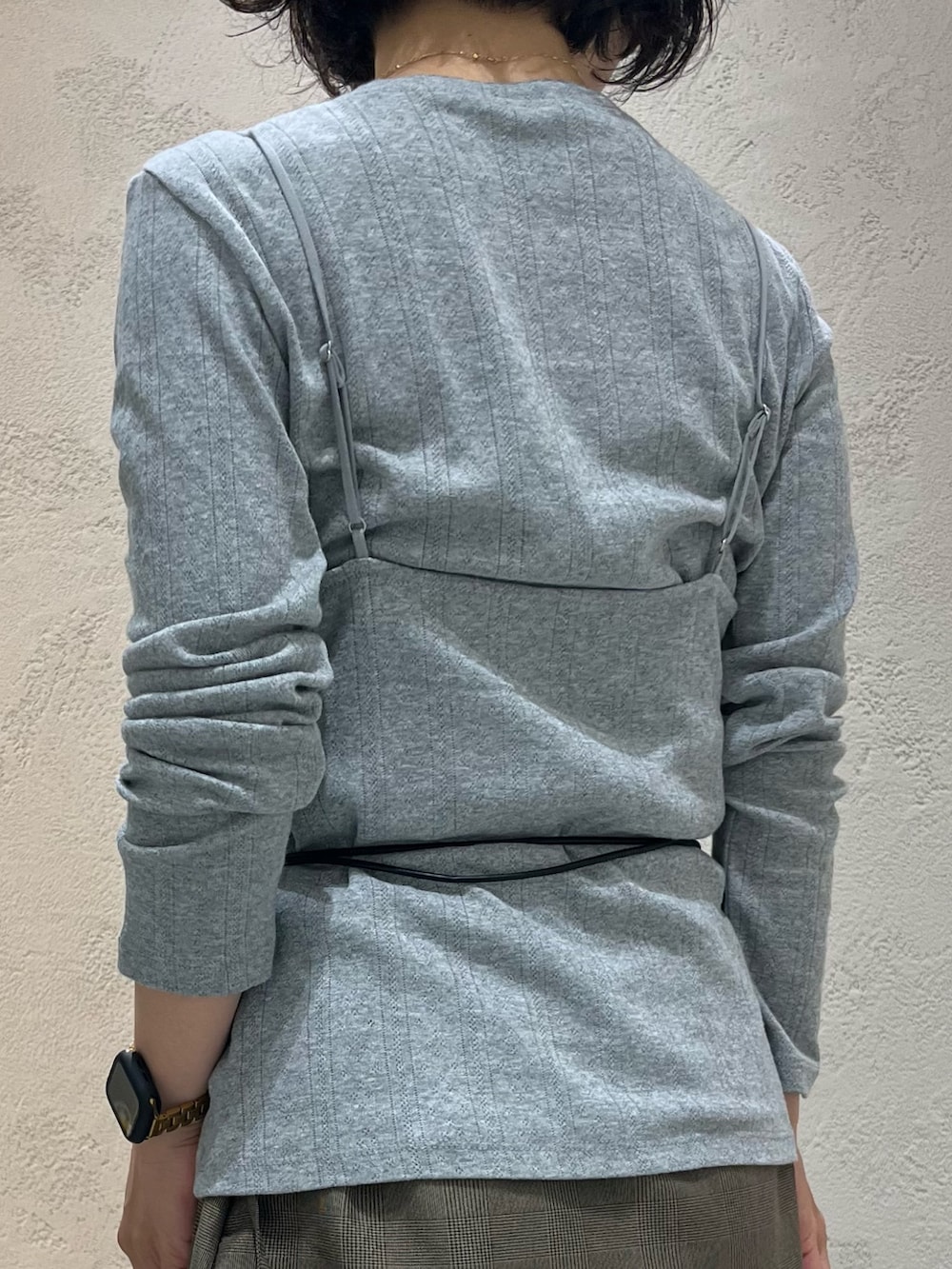 グレー系のTシャツ/カットソー、ベージュ系のスカート、ブラック系のポーチを着用したレディースの秋コーディネートの7枚目の写真