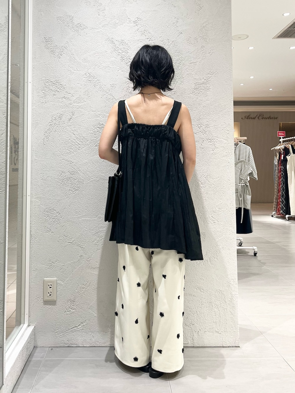 ブラック系のワンピース、ブラック系のサンダル、ホワイト系のその他パンツを着用したレディースの夏コーディネートの3枚目の写真