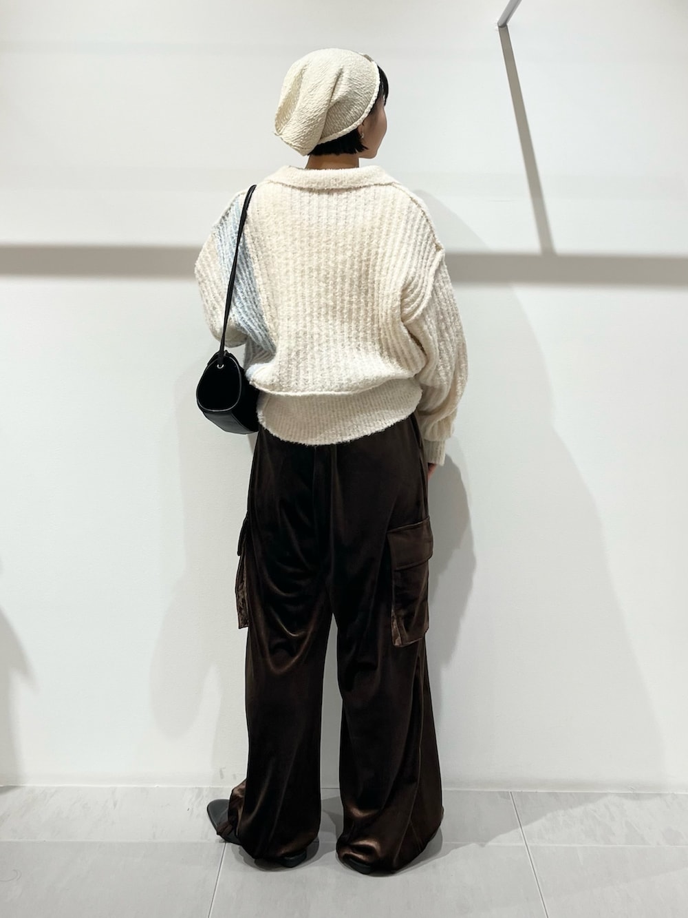 ブラウン系のその他パンツ、ブラック系のショルダーバッグ、ホワイト系のニット/セーターを着用したレディースの秋コーディネートの3枚目の写真