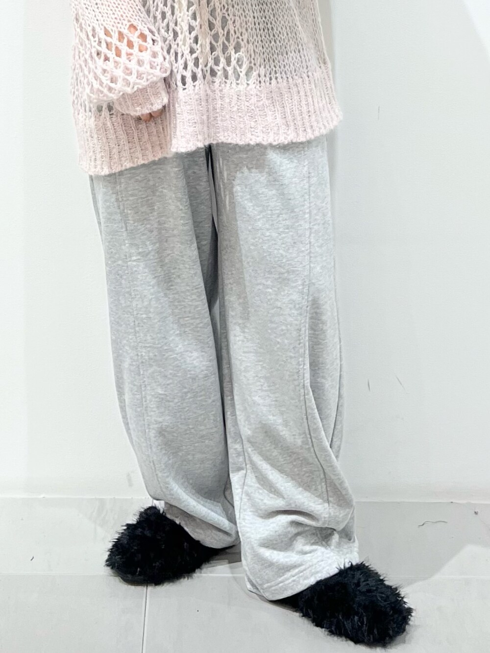 ピンク系のニット/セーター、グレー系のその他パンツ、ブラック系のその他シューズを着用したレディースの秋コーディネートの5枚目の写真