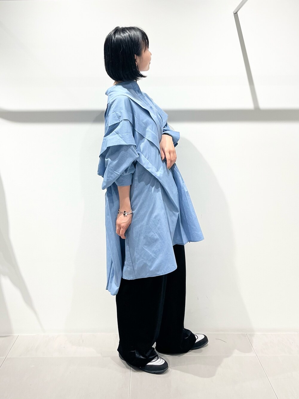 シルバー系のショルダーバッグ、ブラック系のその他パンツ、グレー系のスニーカーを着用したレディースの夏コーディネートの4枚目の写真