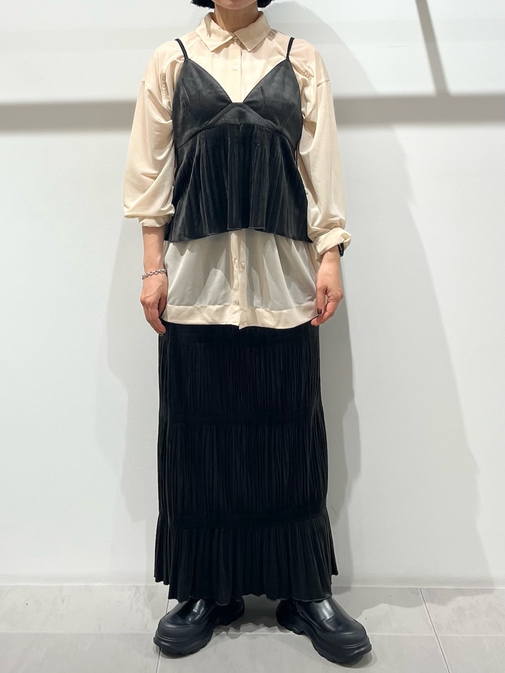 ブラック系のブーツ、ブラウン系のワンピース、ベージュ系のシャツ/ブラウスを着用したレディースの秋コーディネートの6枚目の写真