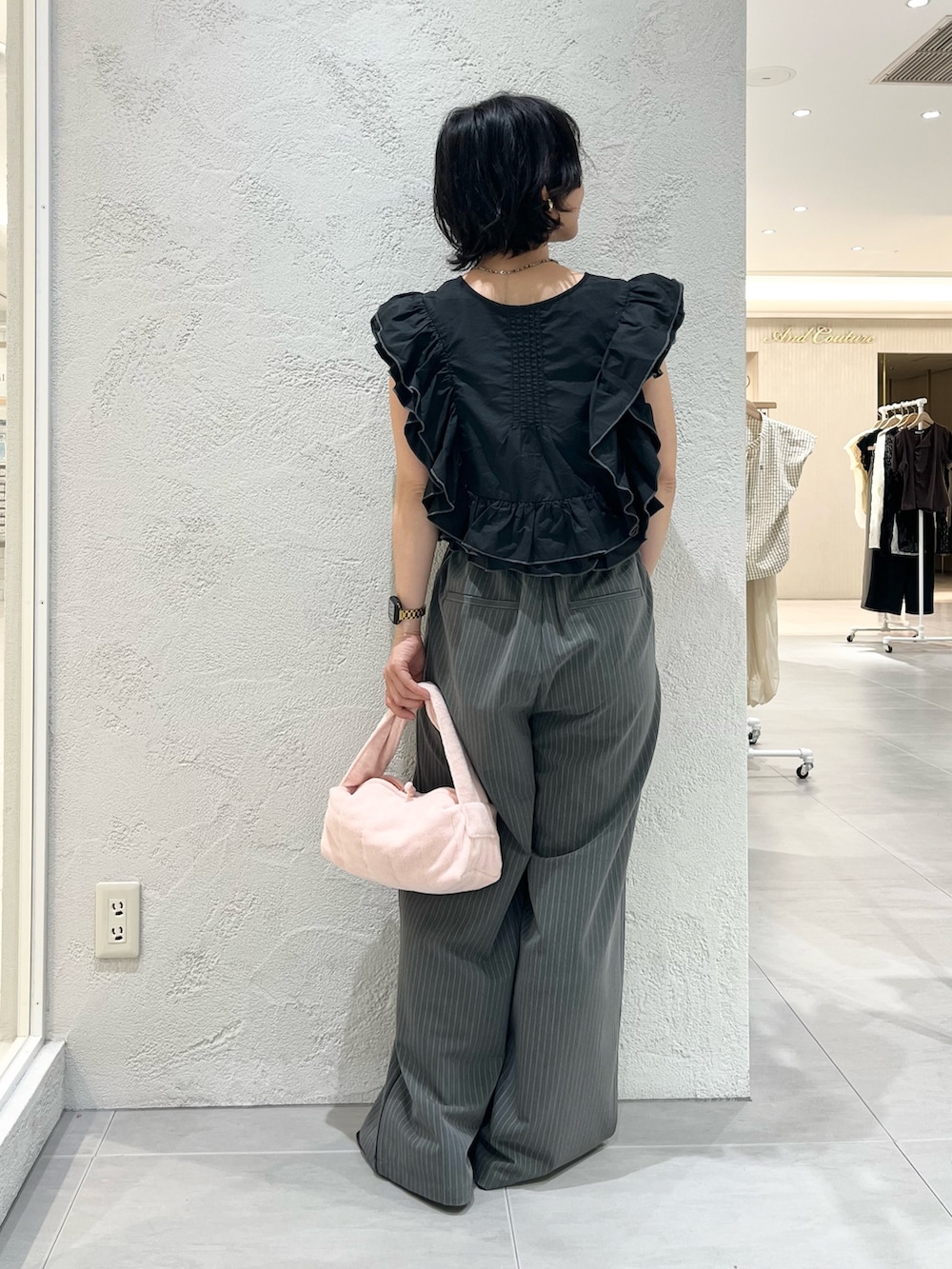 ブラック系のシャツ/ブラウス、ブラック系のサンダル、グレー系のその他パンツを着用したレディースの夏コーディネートの3枚目の写真