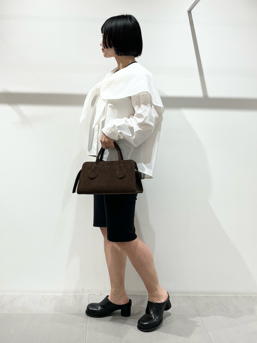 ホワイト系のシャツ/ブラウス、ブラック系のその他パンツ、ブラック系のサンダルを着用したレディースの冬コーディネートの3枚目の写真