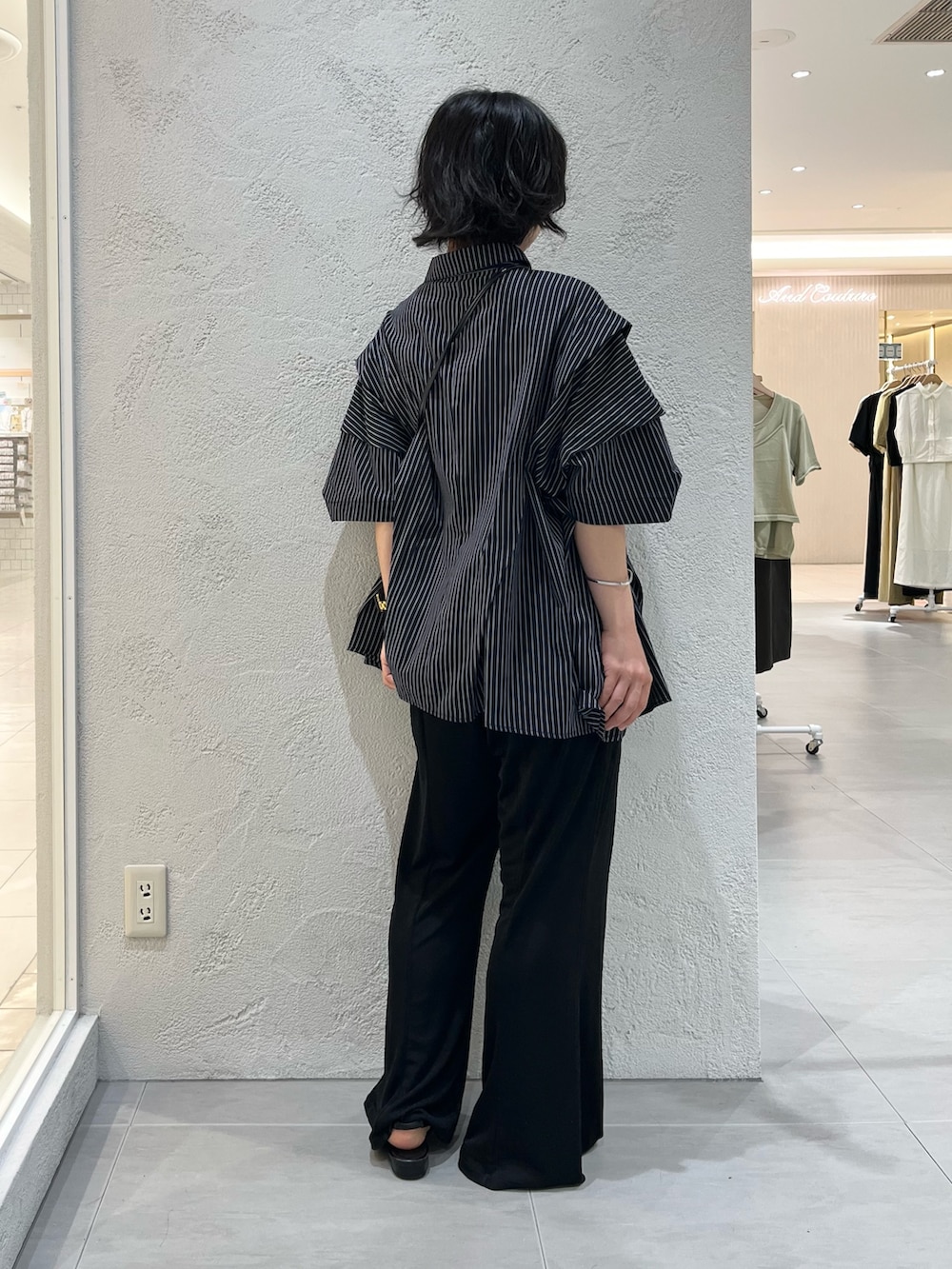 ブラック系のサンダル、ブラック系のその他パンツ、ブラック系のショルダーバッグを着用したレディースの夏コーディネートの3枚目の写真
